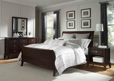 What Color Bedding Goes with Dark Wood Furniture: Exploring the Aesthetics of Bedroom Design